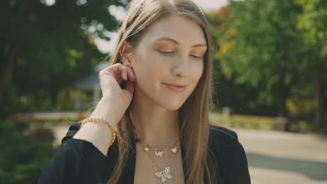 hermosa mujer rubia con su atuendo de moda mientras sonríe alegremente frente a la cámara