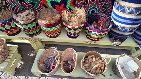 Especias-Crudas-Antes-De-Ser-Procesadas-En-El-Mercado-Local-Del-Zoco,-Marrakech,-Marruecos