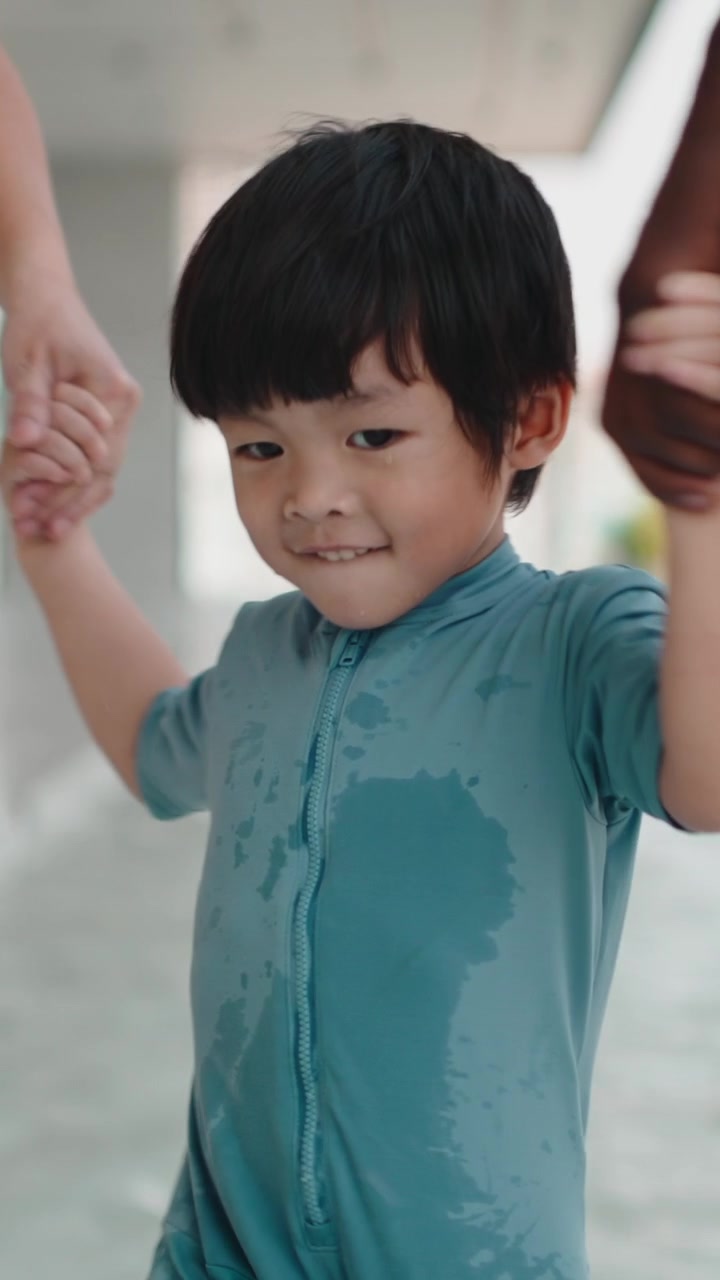 Anak Laki-Laki Asia Muda Bergandengan Tangan dan Berjalan di Kolam Renang