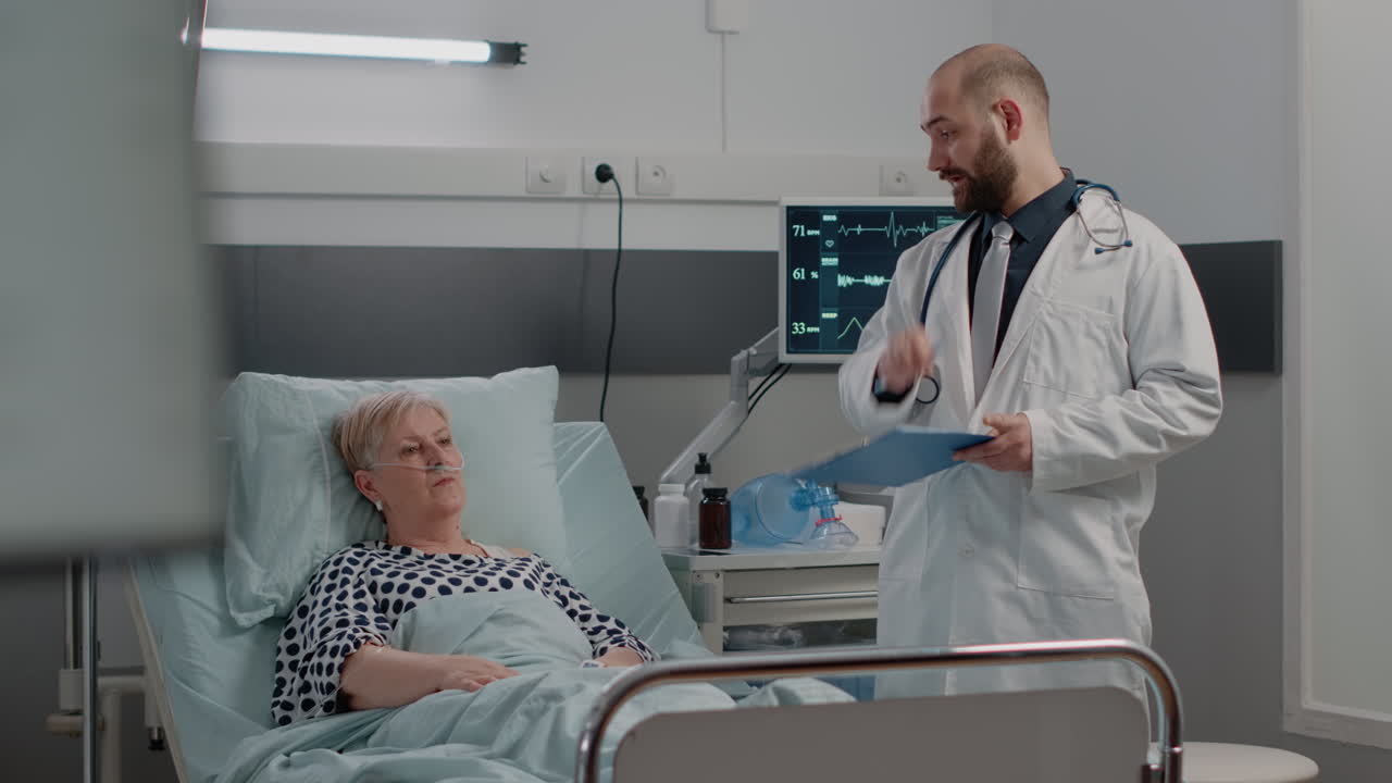 Team medico che consulta un'anziana malata a letto