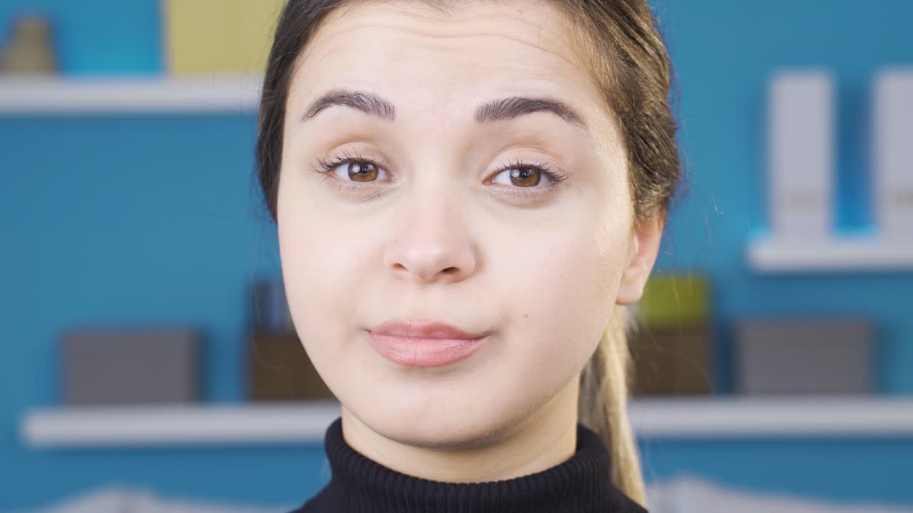 부정적인 젊은 여성이 "아니요, 아니요"라고 말하는 클로즈업.