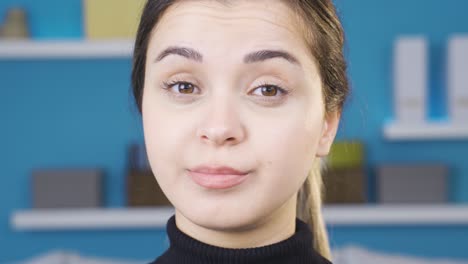 un primer plano de una joven negativa diciendo no, no.