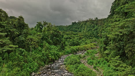 cordillera panama z lotu ptaka v1 dziewicza przyroda widok krajobrazu dron wiadukt między baldachimem dżungli z różnorodną gęstą roślinnością wzdłuż rzeki macho monte kanionu — nakręcony mavic 3 cine — kwiecień 2022 r.