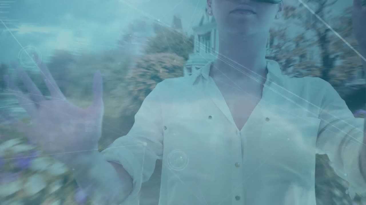 red de conexiones y procesamiento de datos contra la mujer con auriculares vr