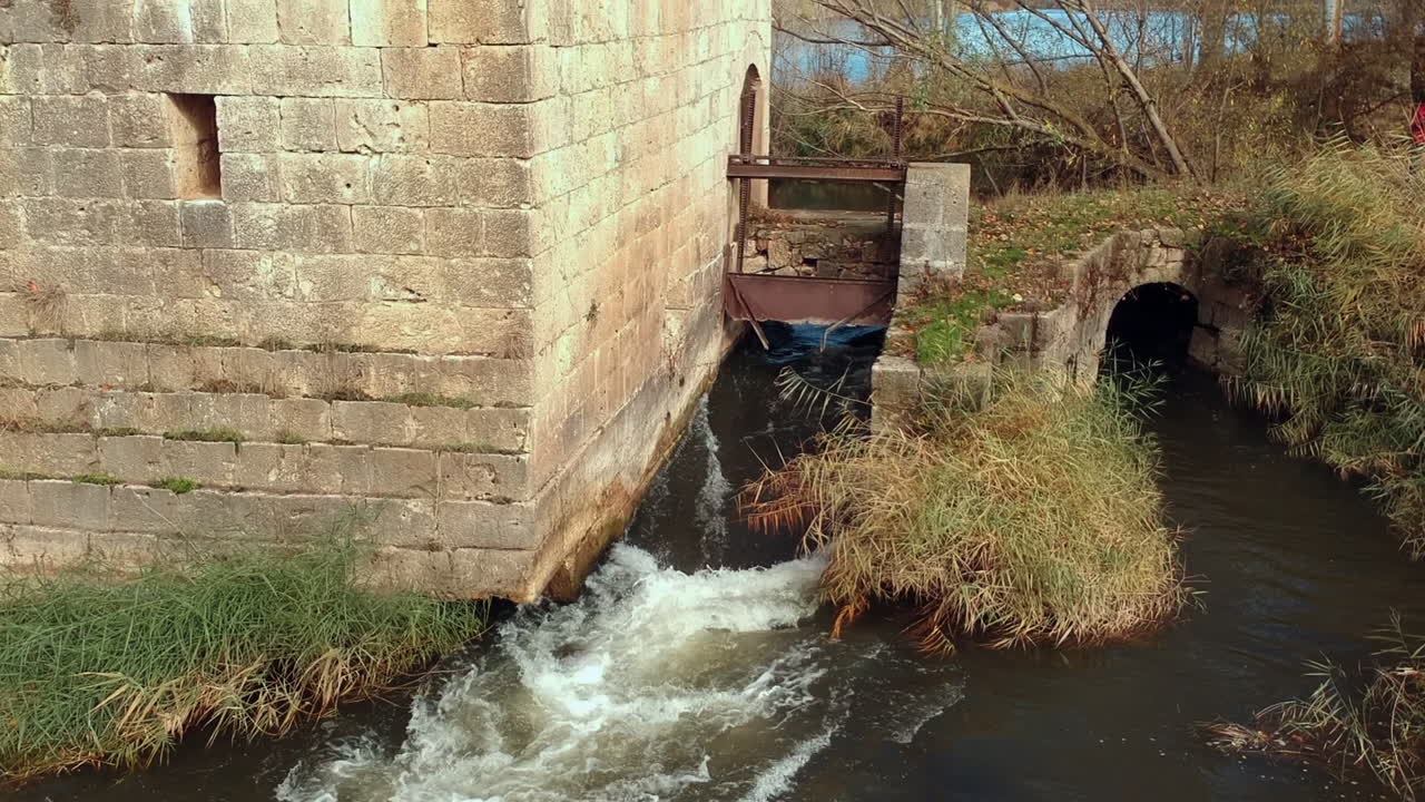 오래되고 버려진 물 방앗간