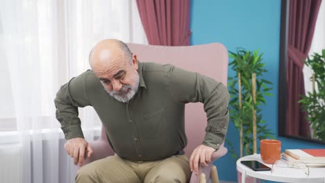 un anciano con una hernia y dolor en la parte inferior de la espalda.