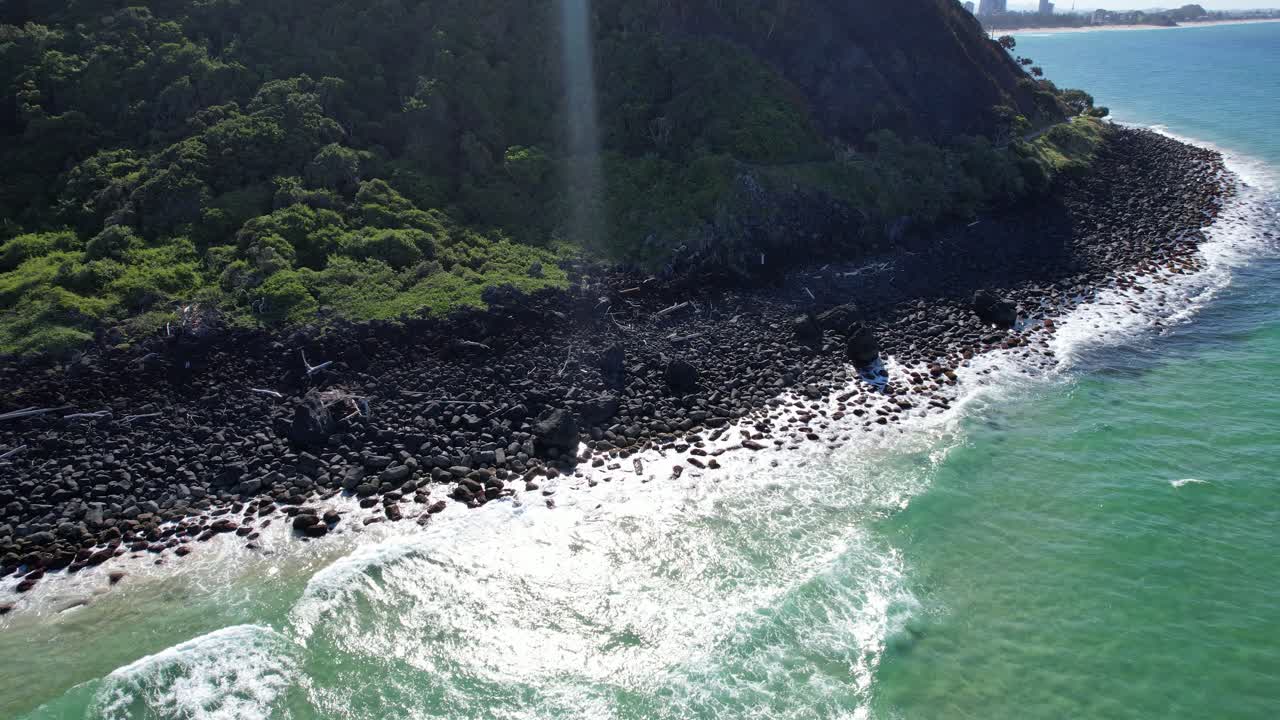 Horský les po požáru na Burleigh Heads na Zlatém pobřeží s nedotčeným potokem Tallebudgera v QLD, Austrálie. Letecký snímek z dronu