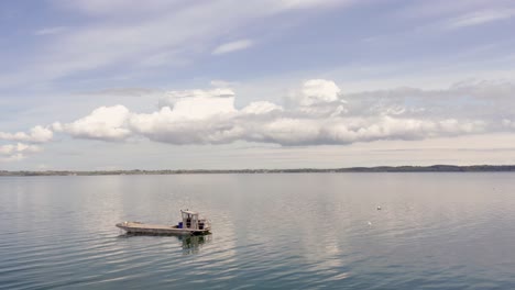 Boot-Auf-Wasserdrohne-Enthüllen,-Wolken-Und-Blauer-Himmel