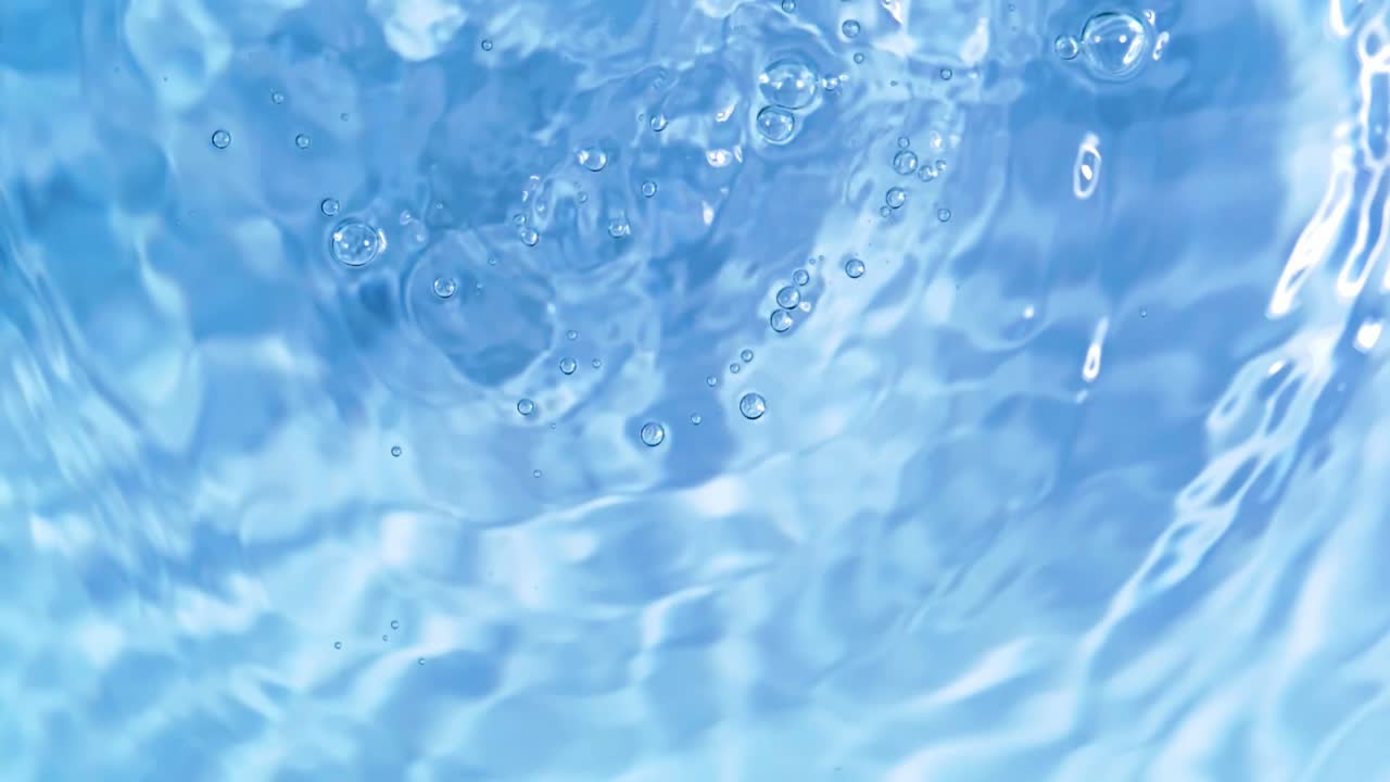 물 표면으로 떨어지는 드롭의 상위 뷰 슬로우 모션 및 흰색 배경에 분기 원