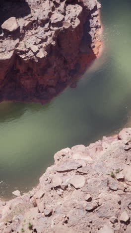 vista aérea de un río cañón