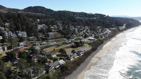 drone vuela sobre un pequeño pueblo en la costa oeste