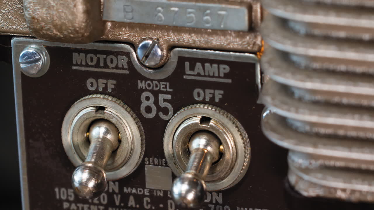 오래된 빈티지 아날로그 8mm 프로젝터를 통해 진행되는 8mm 필름 스트립 테이프의 매크로 클로즈업