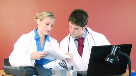 Doctores-Estudiando-Un-Informe-De-Paciente