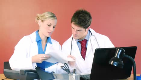 los médicos estudian un informe del paciente