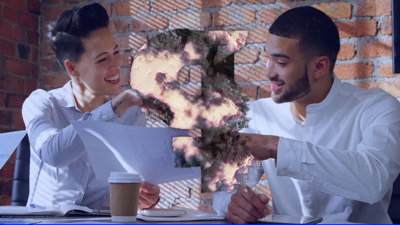 문서에 대해 논의하고 미소 짓는, 달러 기호 애니메이션 오버헤드와 함께 비즈니스 동료