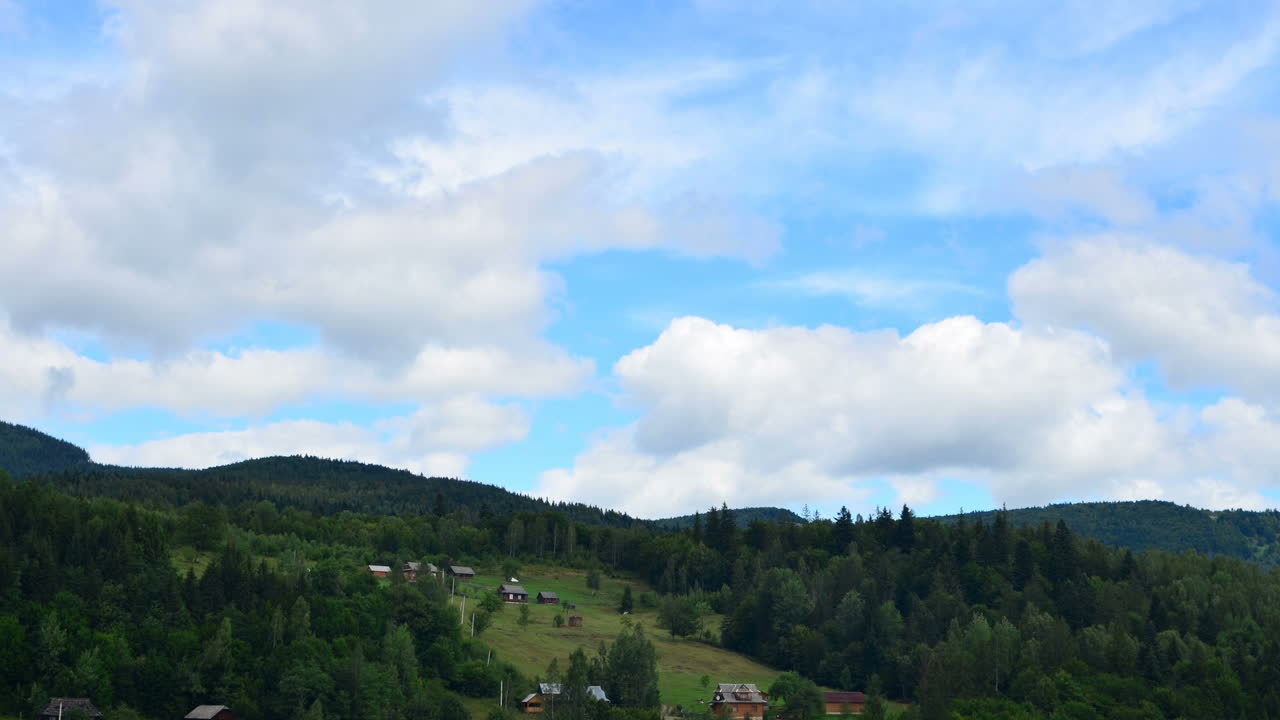 Bjerge og skyer. Timelapse-optagelse af bjerge.