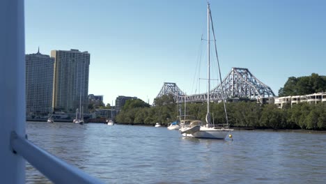 vista del puente de la historia desde un ferry en el río