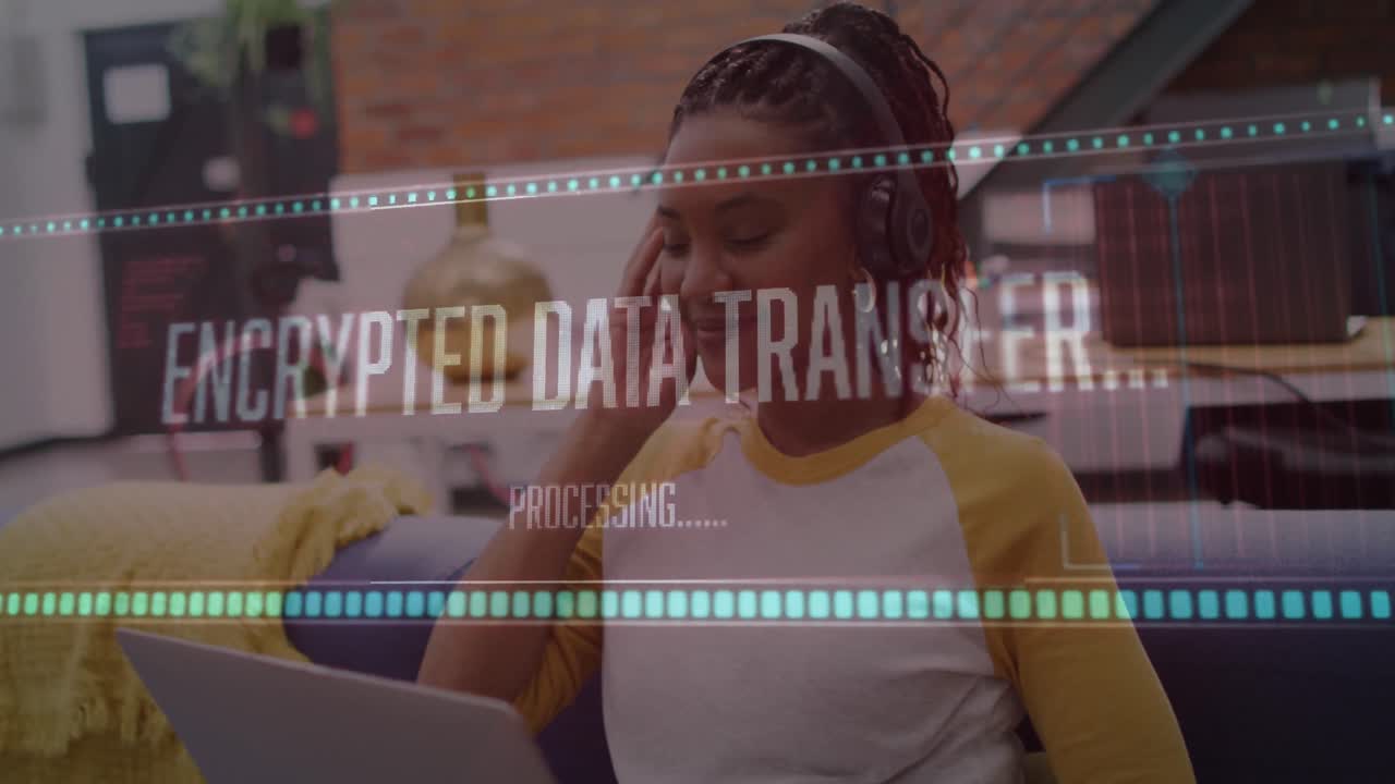 animación de procesamiento de datos sobre una mujer de negocios afroamericana que usa una tableta