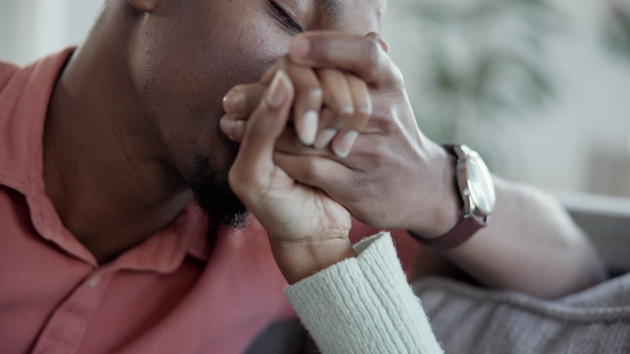 amor, besos y manos de una pareja relajándose en un sofá