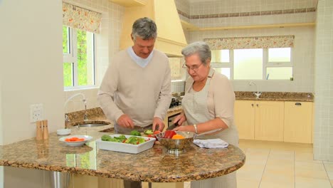 Älteres-Paar-Kocht-Zusammen