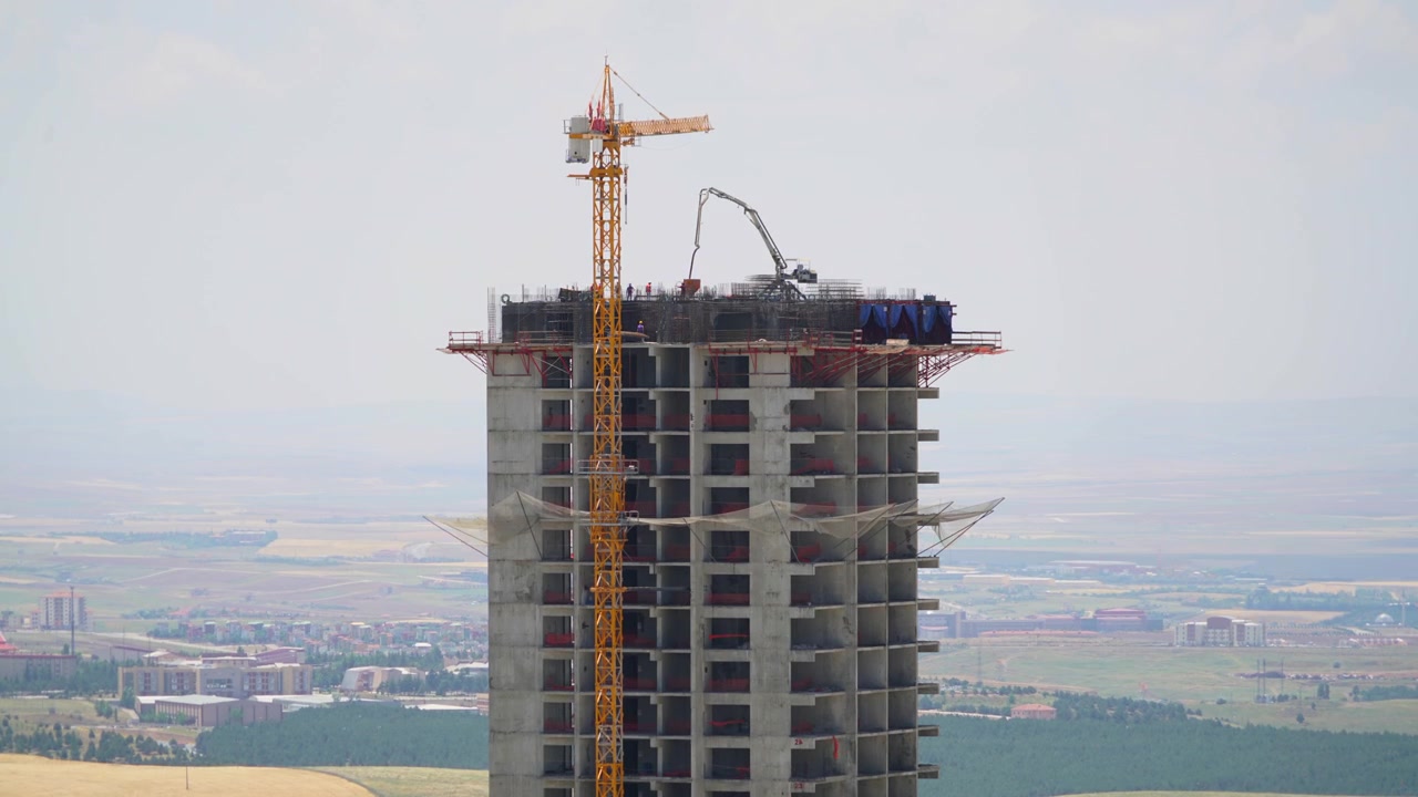 Edificio de gran altura en construcción con grúa torre