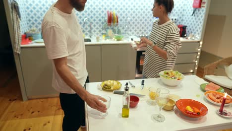 una pareja disfrutando de una comida en su acogedora cocina