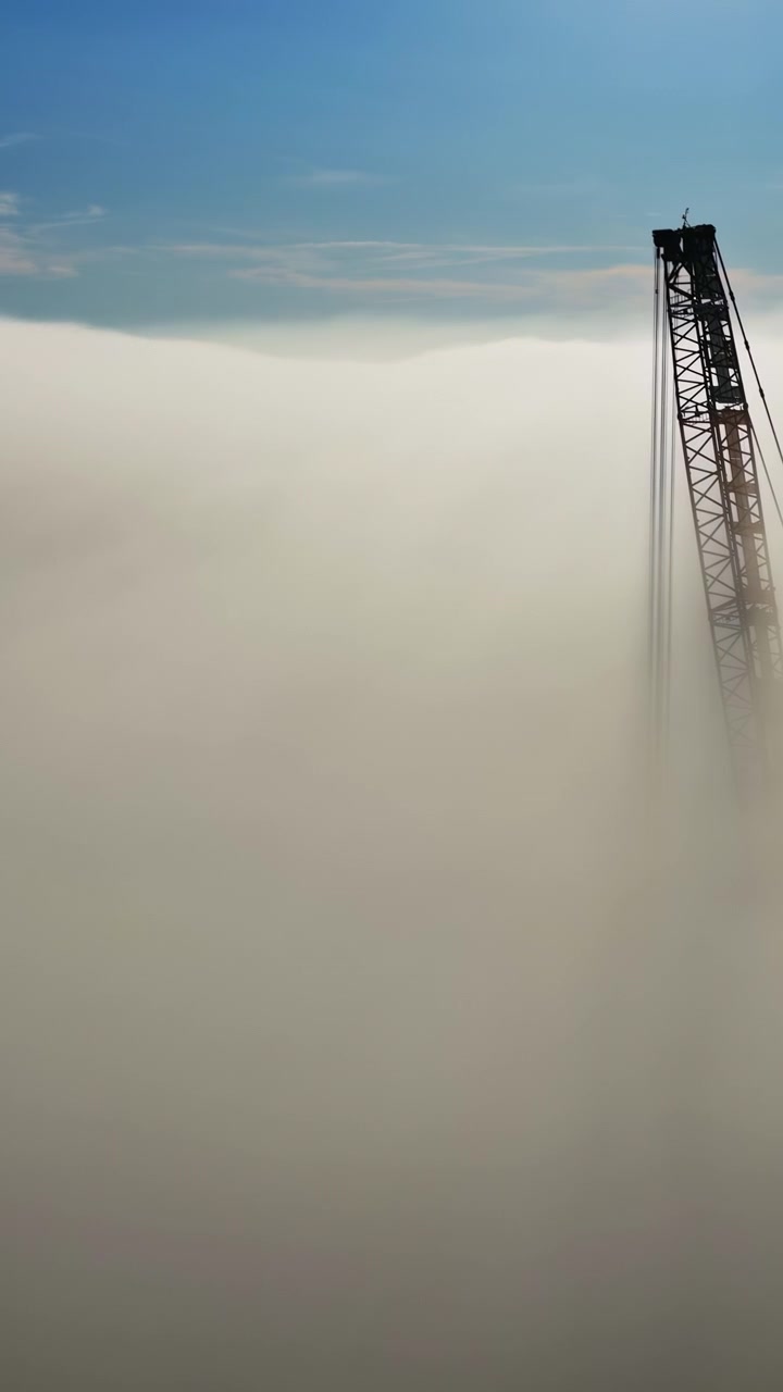 Timelapse di nuvole che si formano attorno a una gru a torre sotto un cielo blu spettacolare