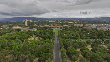 stanford city california antenna v8 che stabilisce il volo a basso livello dritto sopra palm drive, il prato ovale dell'ingresso del cavalcavia e l'edificio principale del campus universitario - girato con mavic 3 cine - giugno 2022