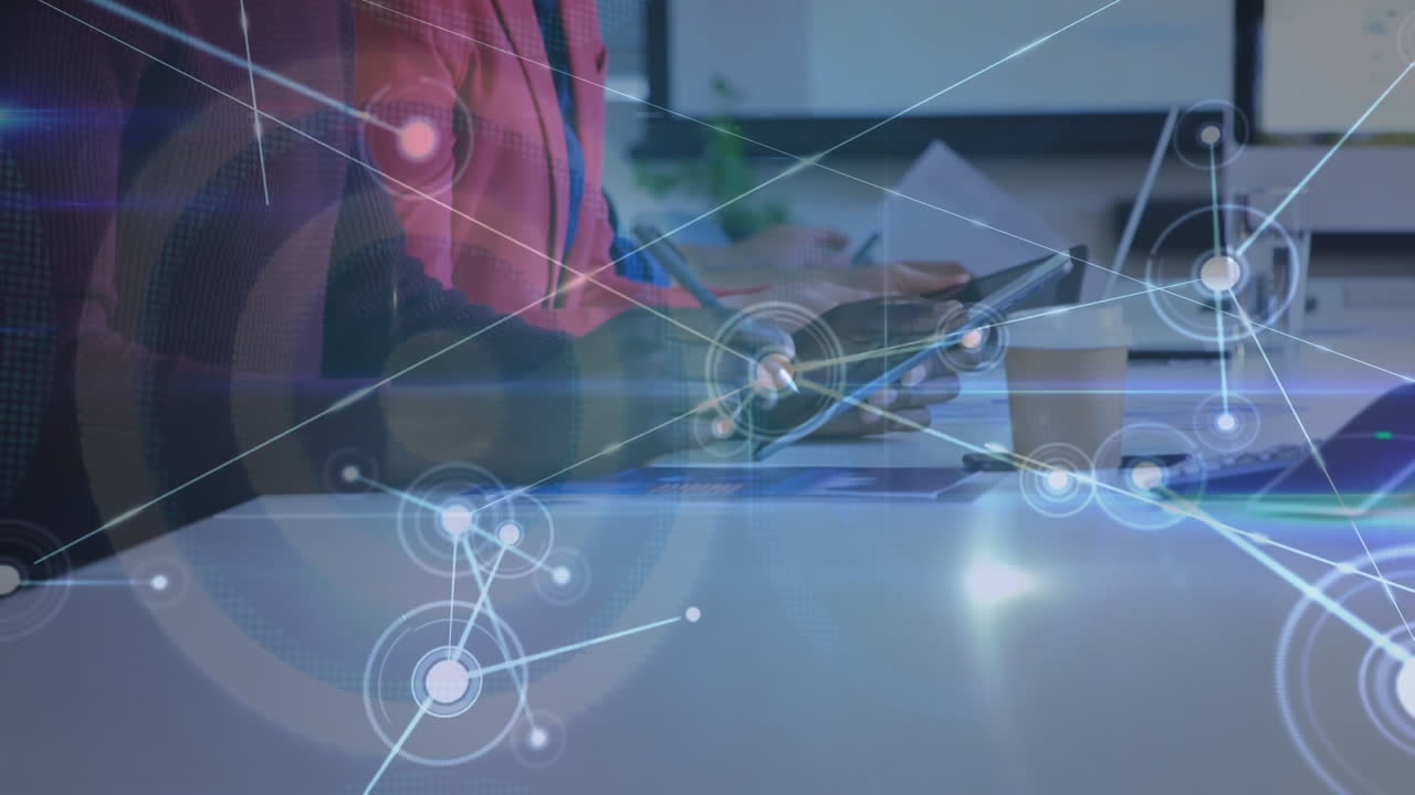 animación de la red de conexiones sobre dos colegas varones y mujeres diversos discutiendo en la oficina