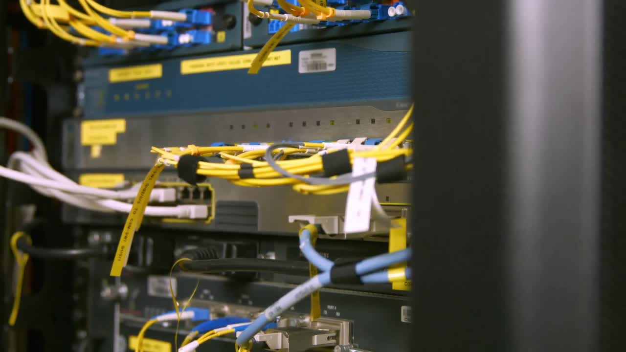 cables y cables que salen del servidor