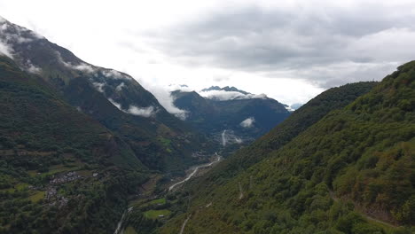 vista aérea de un drone de un valle en las montañas de los pirineos de francia. día nublado