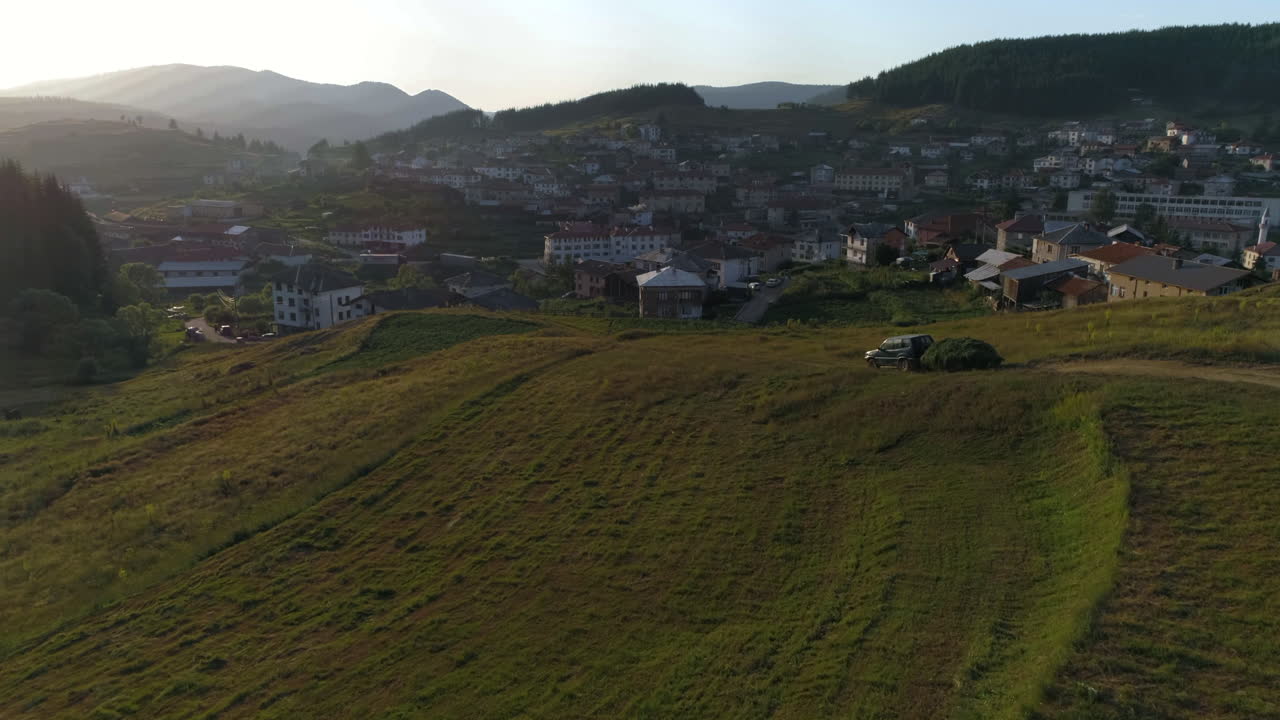 автомобиль с прицепом, полным урожая