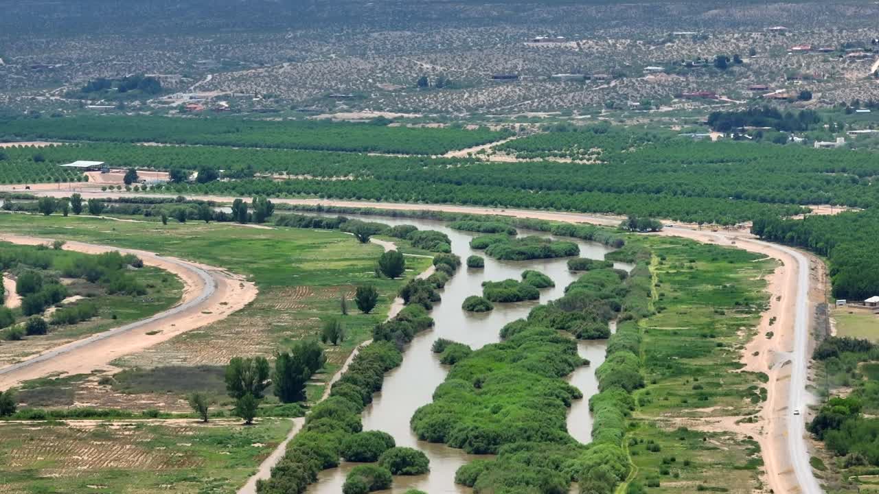 Rio Grande serpeggiante con rive lussureggianti da una prospettiva aerea.