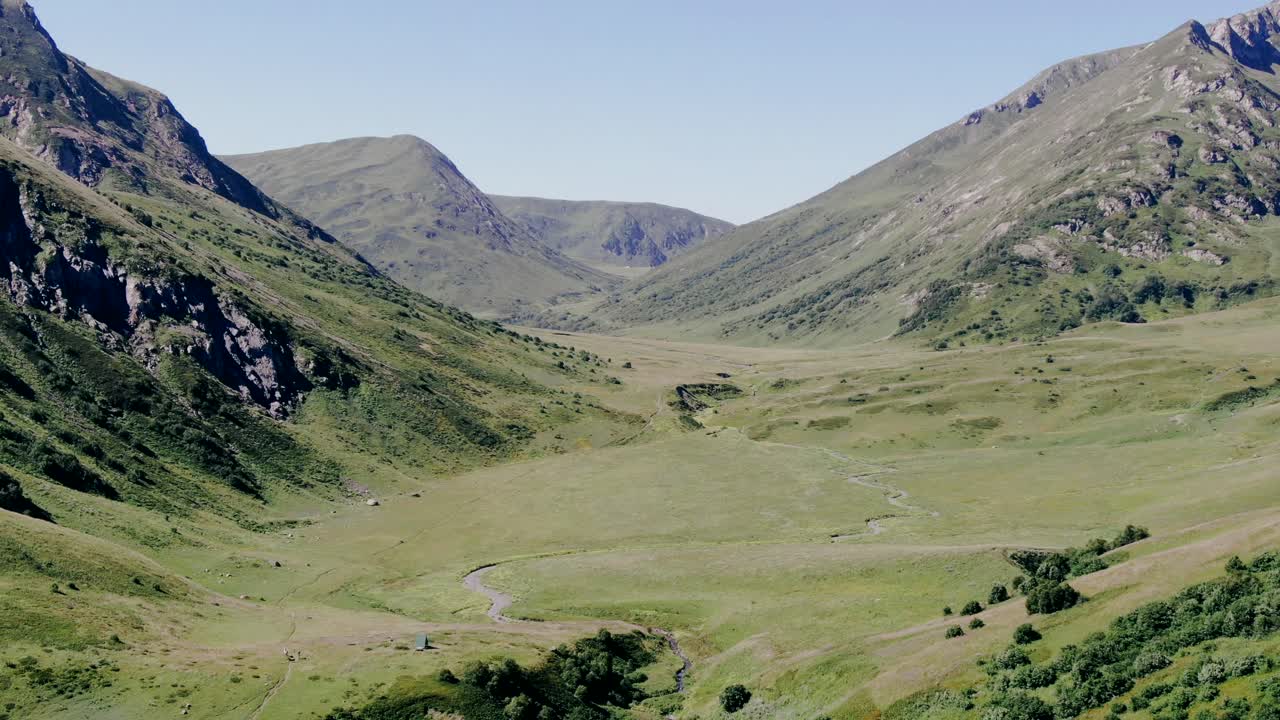 vista desde la pista alta en los glaciares de las montañas del cáucaso, hierba verde, lagos salvajes
