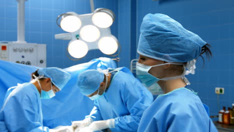 mujer cirujana en la sala de operaciones