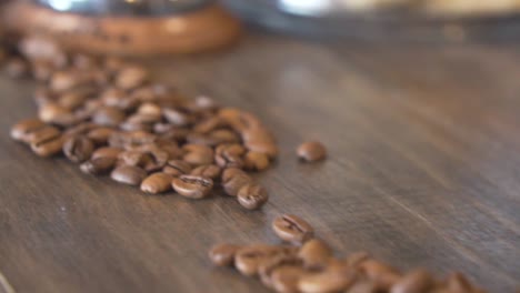 granos de café esparcidos en la mesa de una cafetería - primer plano