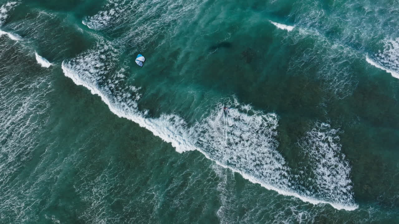 바다에서 카이트보딩과 윈드서핑