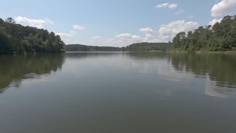 Nubes-Blancas,-Cielo-Azul,-Paseo-En-Bote-Por-El-Lago,-Tiro-De-ángulo-Bajo,-Lago-Degray,-Arkansas,-Ee.uu.