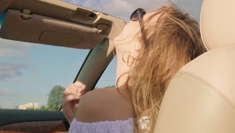 mujer disfrutando de un viaje por carretera soleado