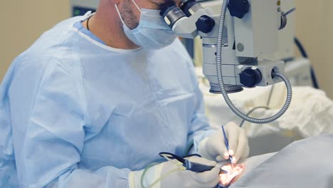 cirugía ocular en curso