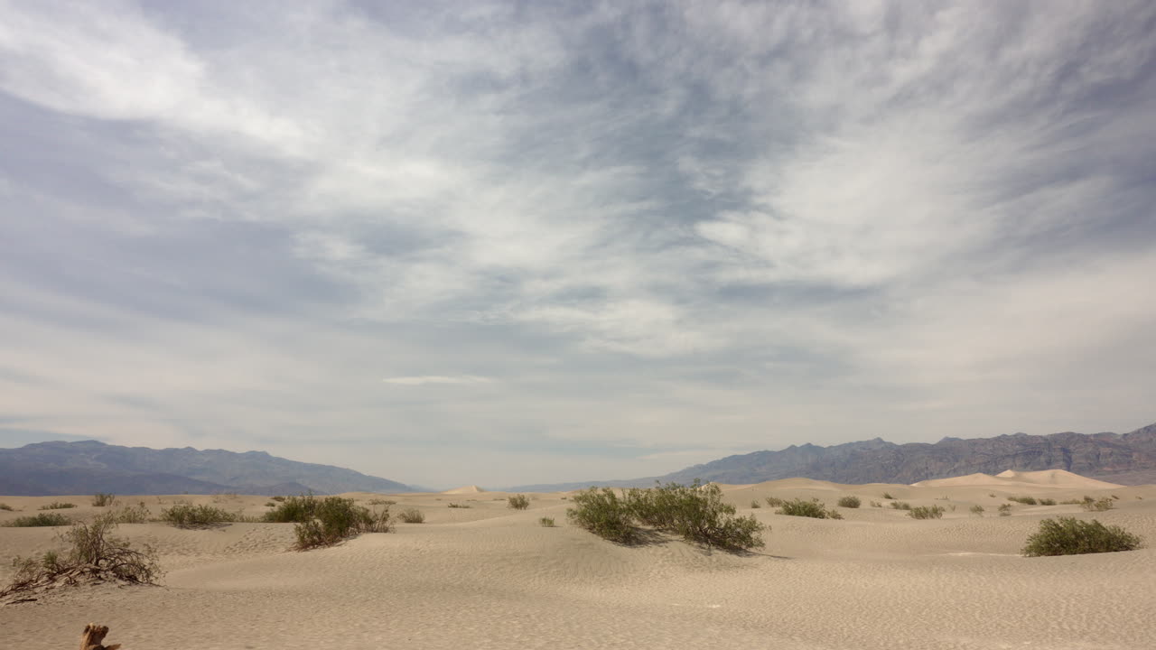 죽음의 계곡의 모래 언덕의 타임  ⁇ 스 미국 모래와 구름진 하늘