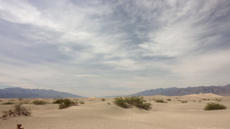 el lapso de tiempo de las dunas de arena en el valle de la muerte ee.uu. américa con arena y un cielo nublado