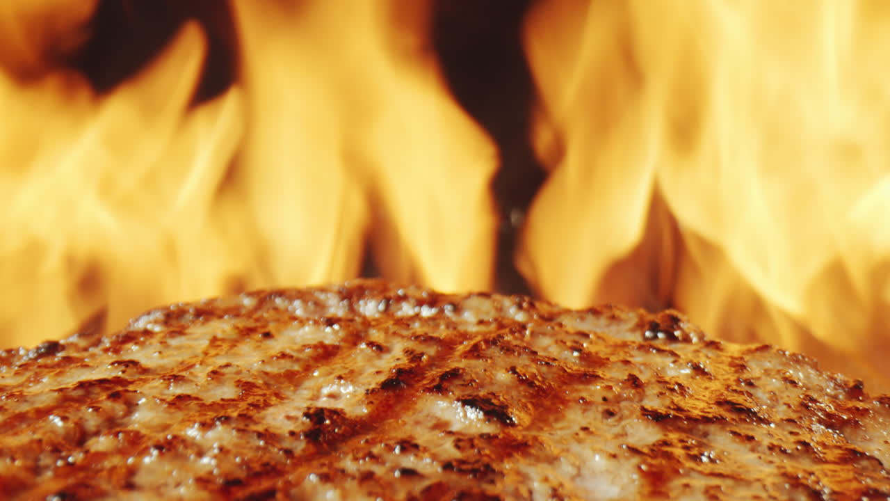 carne de hamburguesa jugosa de parrilla ardiente