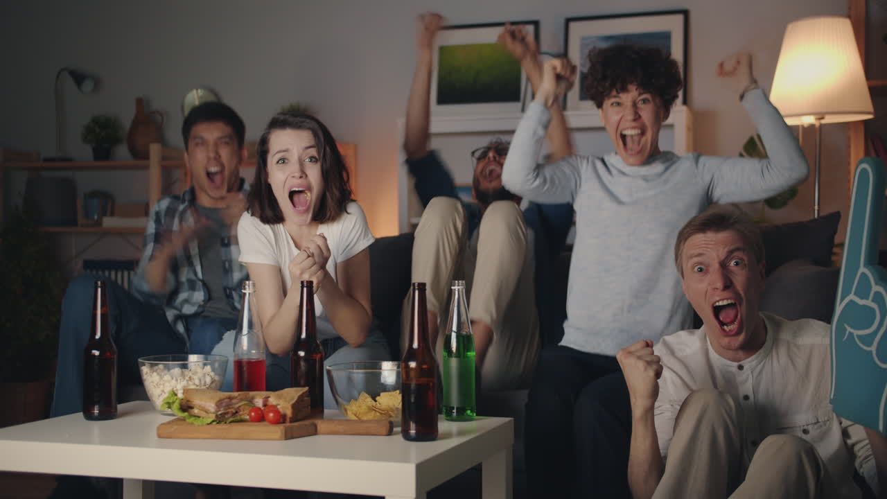 승리 를 축하 하는 친구 들