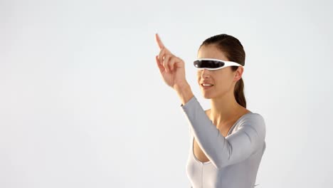 mujer usando auriculares de realidad visual