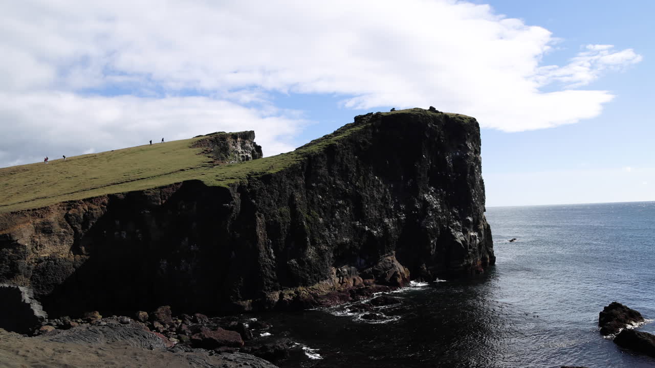 impresionante toma panorámica de los gigantescos acantilados costeros de islandia.