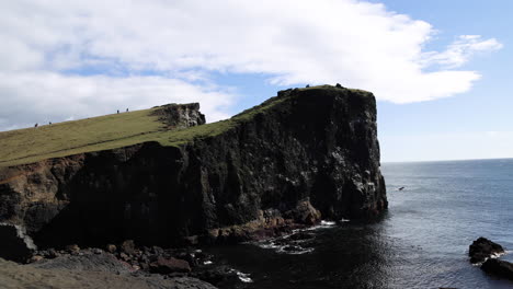 impresionante toma panorámica de los gigantescos acantilados costeros de islandia.