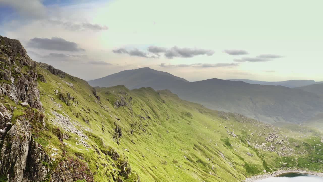 Drammatica ripresa aerea mentre la telecamera segue i crinali montuosi lungo il Monte Snowdon nel Parco Nazionale di Snowdonia – Concetti di natura selvaggia e sopravvivenza
