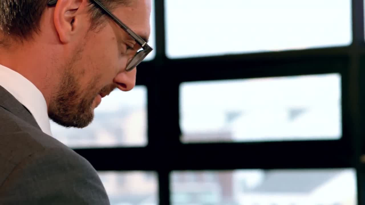 hombre de negocios sonriente usando un teléfono inteligente