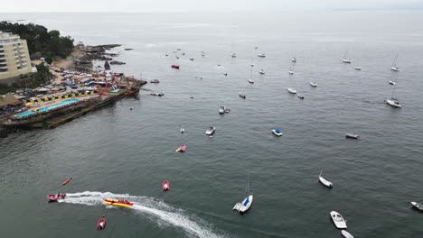 barcos en el océano pacífico de chile, playa de papudo